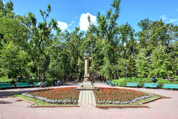 Parco centrale con statua di Alexander Puskin
 - Foto, immagini