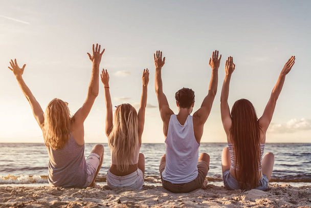 Group of friends on beach - Valokuva, kuva
