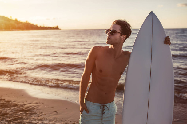 Young man with surfboard - Φωτογραφία, εικόνα