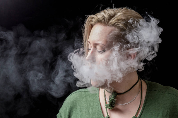 Jeune femme expirant la fumée de tabac
 - Photo, image