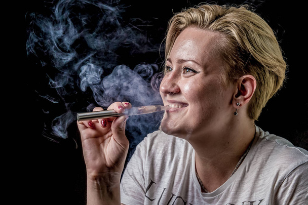 Mujer feliz fumar vaporizador
 - Foto, Imagen