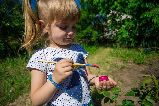 Милая маленькая девочка играет с красками для рисования. Цвета природы
 - Фото, изображение