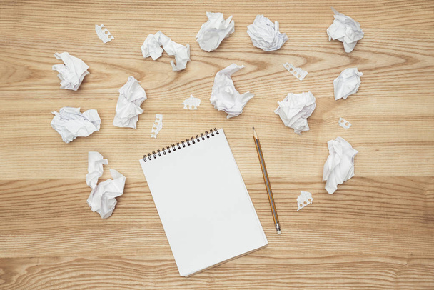 empty notepad and crumpled papers  - Fotoğraf, Görsel