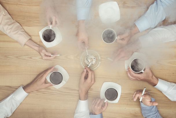 empresarios que fuman en pausa para el café
 - Foto, Imagen