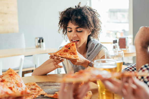 femme manger de la pizza dans le café
 - Photo, image