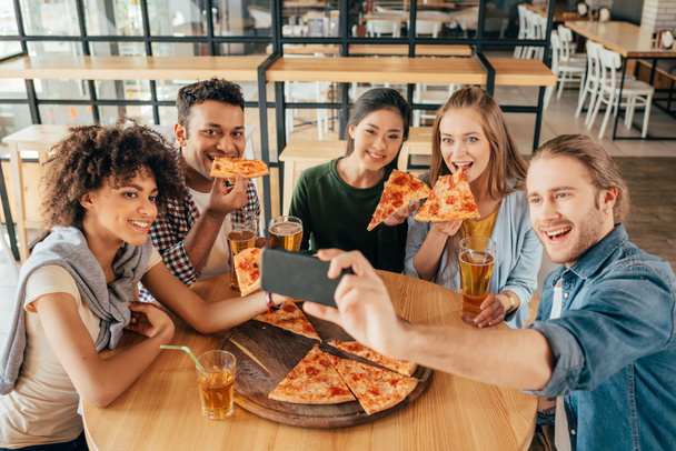 friends taking selfie with pizza at cafe - Foto, Imagem