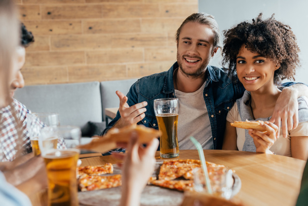 couple eating pizza at cafe - Foto, Bild