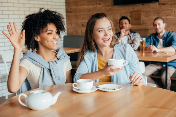 mujeres jóvenes tomando té en la cafetería
 - Foto, imagen