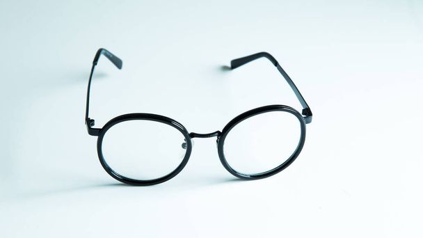 klasické černé brýle izolovaných na bílém pozadí - Fotografie, Obrázek