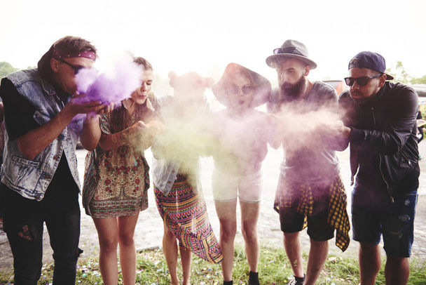 Vrienden waait het holi-kleuren op festival  - Foto, afbeelding