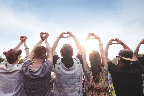 Группа людей, показывающая форму сердца
  - Фото, изображение