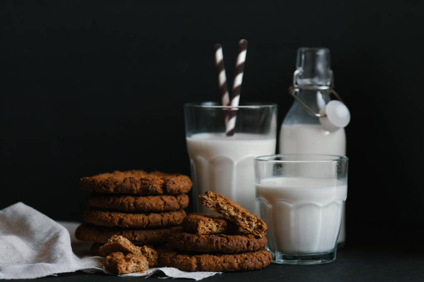 Milk and oatmeal cookies - Fotoğraf, Görsel