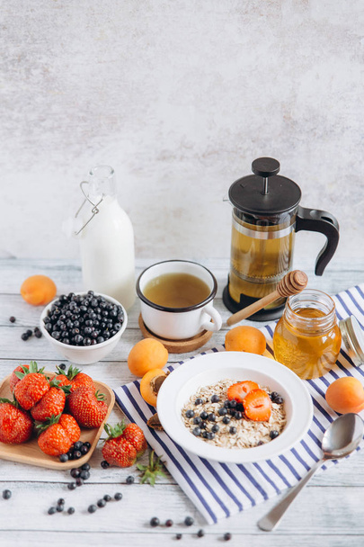 Desayuno saludable con avena
 - Foto, Imagen