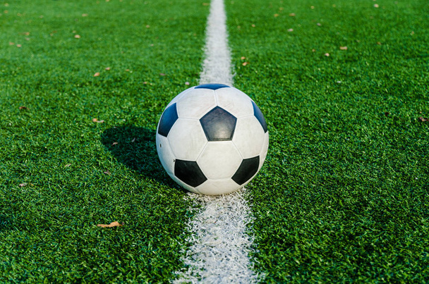 Fotbal fotbal na zelené trávě fotbalové hřiště. - Fotografie, Obrázek