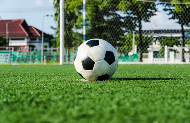 Fotbal fotbal na zelené trávě fotbalové hřiště. - Fotografie, Obrázek