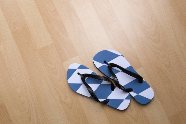 Beierse slipper op bruin verdieping - Foto, afbeelding