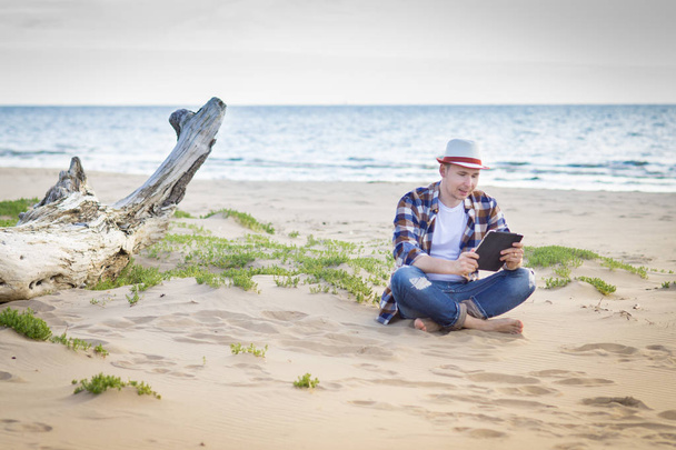 Un hombre en estilo hipster casual inteligente con tableta que combina el trabajo w
 - Foto, Imagen