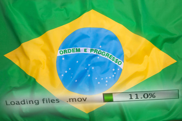 Herunterladen von Dateien auf einem Computer, brasilianische Flagge - Foto, Bild