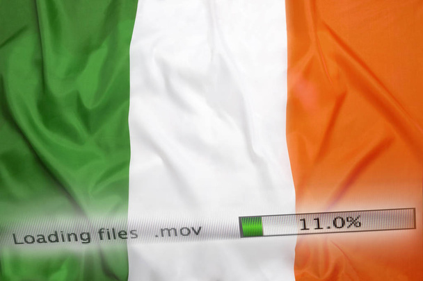 Herunterladen von Dateien auf einem Computer, Irland Flagge - Foto, Bild