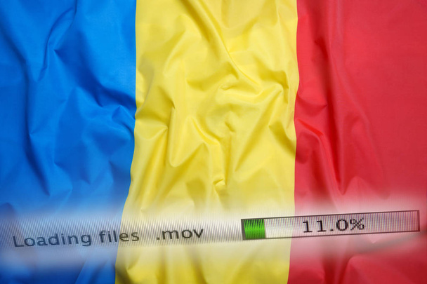 Pobieranie plików na komputerze, flaga Rumunii - Zdjęcie, obraz