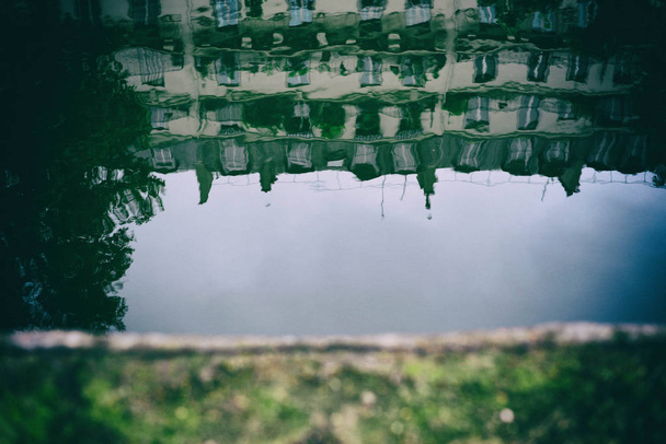Edifício parisiense refletido no canal santo martin
 - Foto, Imagem