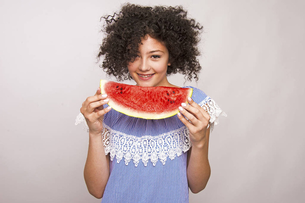 schönes junges Mädchen isst eine Scheibe Wassermelone. - Foto, Bild