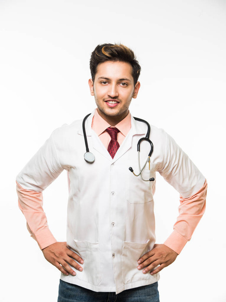 Muotokuva iloinen intialainen komea mies lääkäri stetoskooppi kaulassaan, eristetty valkoisella taustalla, valikoiva keskittyä
 - Valokuva, kuva