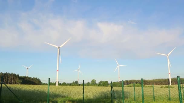 Větrný mlýn vrtule točí. Zelené energie. - Záběry, video