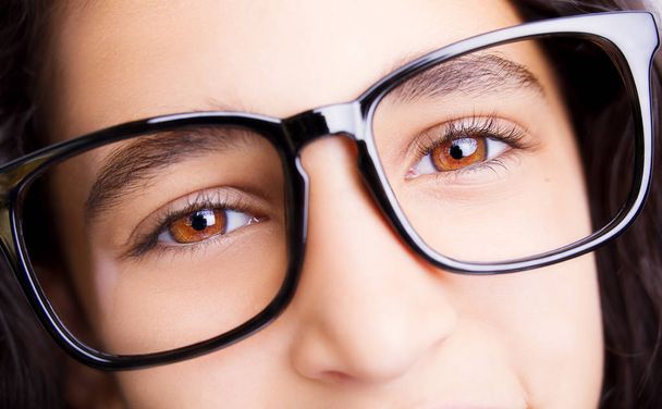 Afbeelding van een mooi jong meisje met een bril. close-up schot - Foto, afbeelding