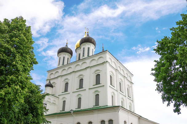 Αρχαίο καθεδρικό ναό Pskov Κρεμλίνο στη Ρωσία. - Φωτογραφία, εικόνα