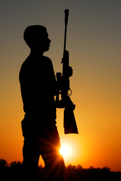 de sniper met een geweer - Foto, afbeelding
