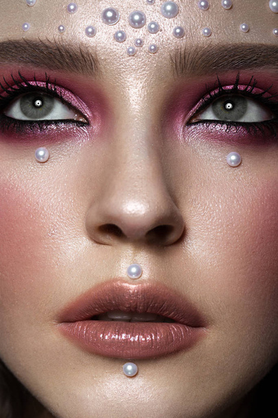 Beautiful girl with perfect art makeup and pearl beads. beauty face. - Fotoğraf, Görsel