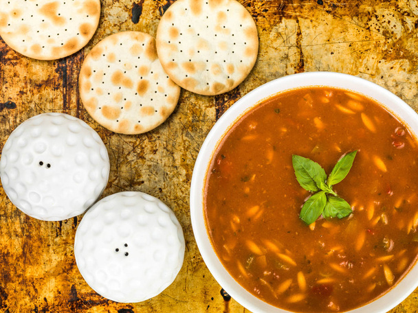 Schüssel mit traditioneller italienischer Minestrone Suppe - Foto, Bild