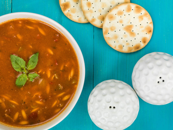 Kom van traditionele Italiaanse stijl Minestrone soep - Foto, afbeelding