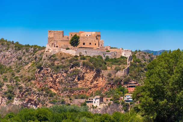 Blick auf die Burg von Miravet, Estragona, Katalonien, Spanien. Kopierraum für Text. - Foto, Bild