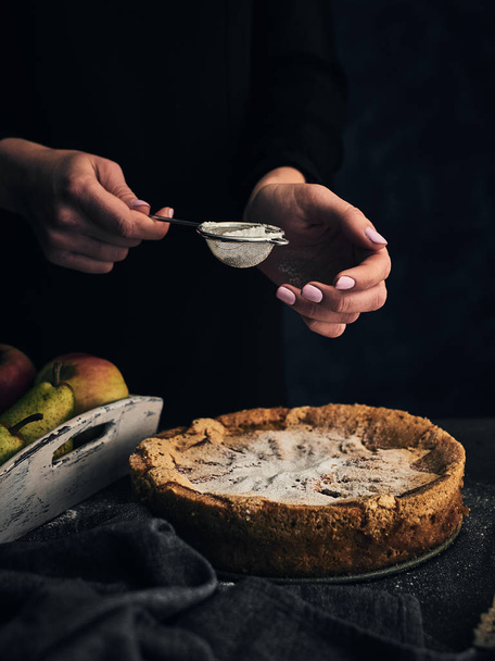 Jeune fille saupoudrée de sucre en poudre tarte aux pommes
 - Photo, image