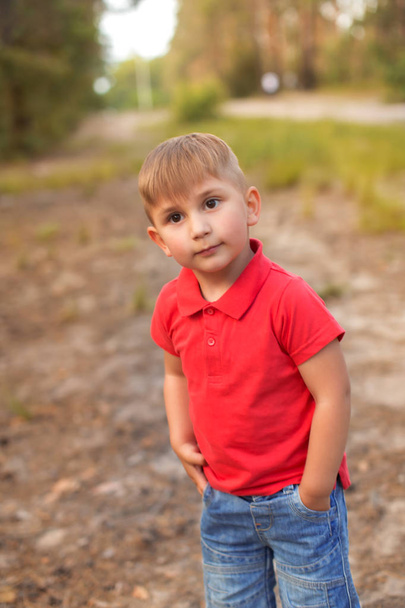 Een leuke jongen in een zomer-park - Foto, afbeelding