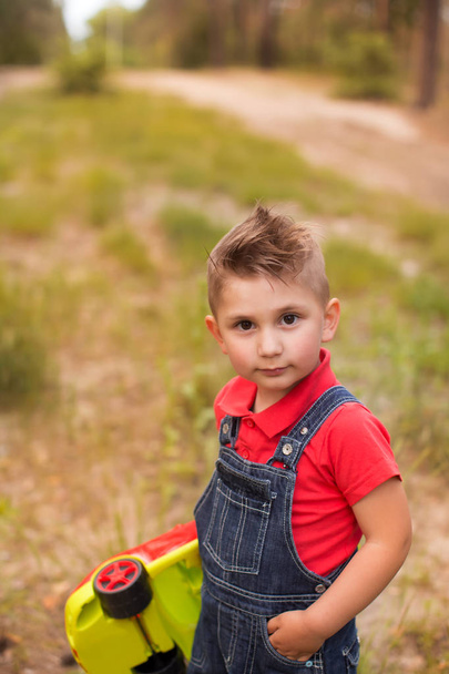 Ένα χαριτωμένο αγόρι σε ένα πάρκο καλοκαίρι - Φωτογραφία, εικόνα
