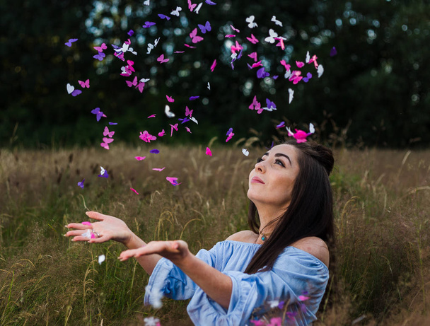 Pada deszcz konfetti motyl - Zdjęcie, obraz