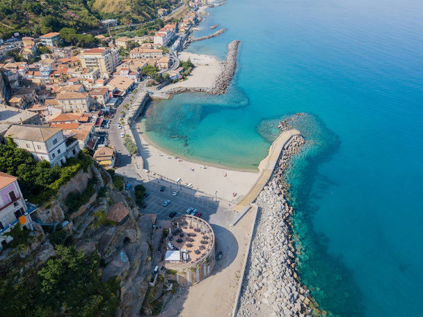 Letecký pohled na molo s kameny a skály na moři. Pier Pizzo Calabro, panoramatický pohled shora. Letní moře a turistiku na kalábrijském pobřeží jižní Itálie. Kalábrie, Itálie - Fotografie, Obrázek