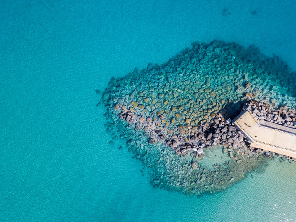 Antenni näkymä kiviä merelle. Katsaus merenpohjaan ylhäältä katsottuna, läpinäkyvä vesi
 - Valokuva, kuva