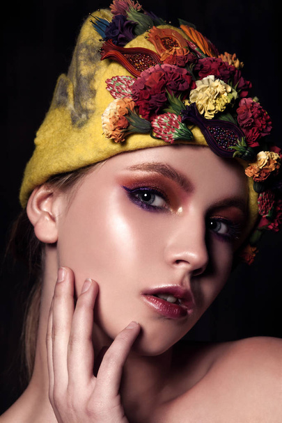 Portrait of young beautiful girl with bright make-up - Foto, Imagen