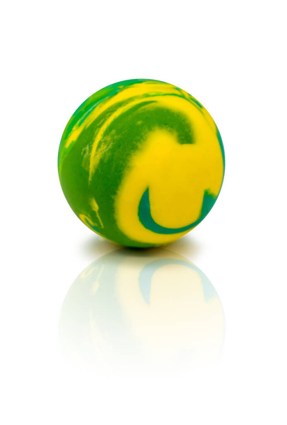 palla di marmo di gomma colorata isolata su bianco
 - Foto, immagini