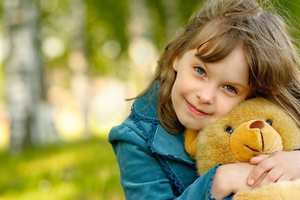 dziecka z zabawkami niedźwiadek - Zdjęcie, obraz