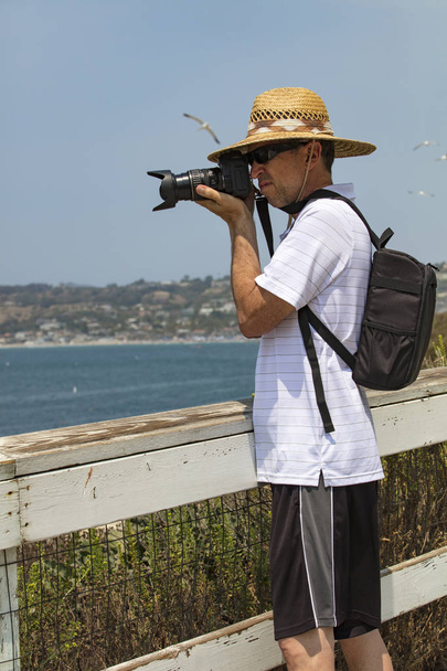 Tourist taking photographs of nature and landscapes - Foto, Imagen