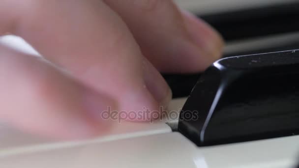 Zongora lány ujjai kézi közeli 4k - Felvétel, videó