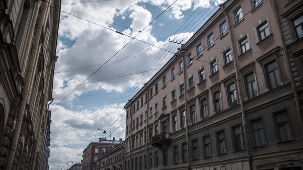 Petersburg huizen verbonden door een web van hoogspannings-draden. - Foto, afbeelding