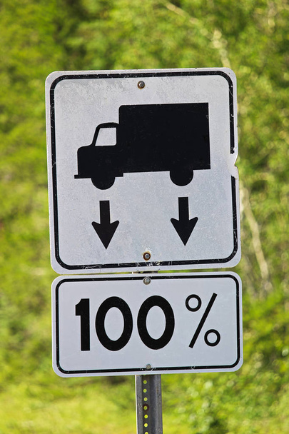 Detailní záběr na váhu 100 % příspěvek na dopravní značka - Fotografie, Obrázek