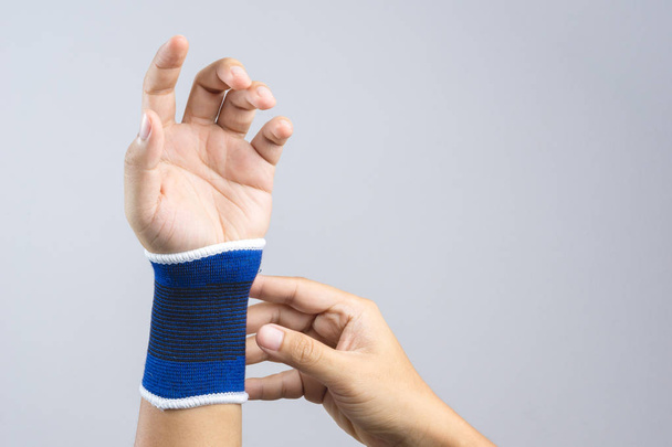 Hand mit elastischer Handgelenksstütze und verletzter Geste - Foto, Bild