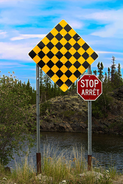 A ruudullinen ei merkintää ja stop-merkki sekä Englanti ja ranska
 - Valokuva, kuva